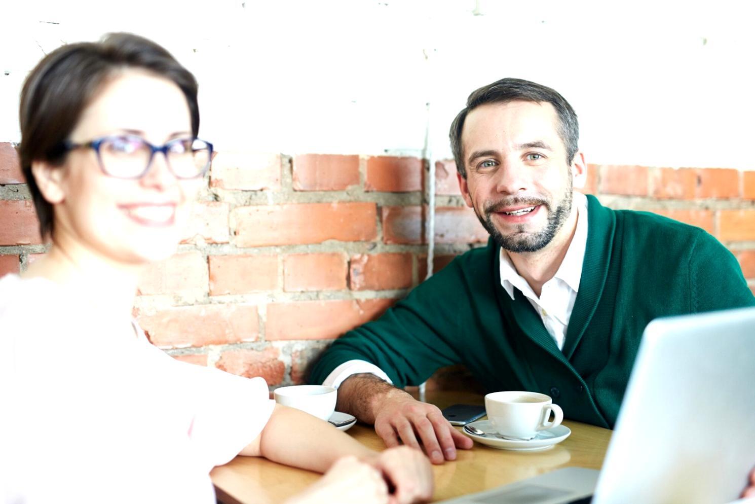 Profesional analizando estrategias financieras